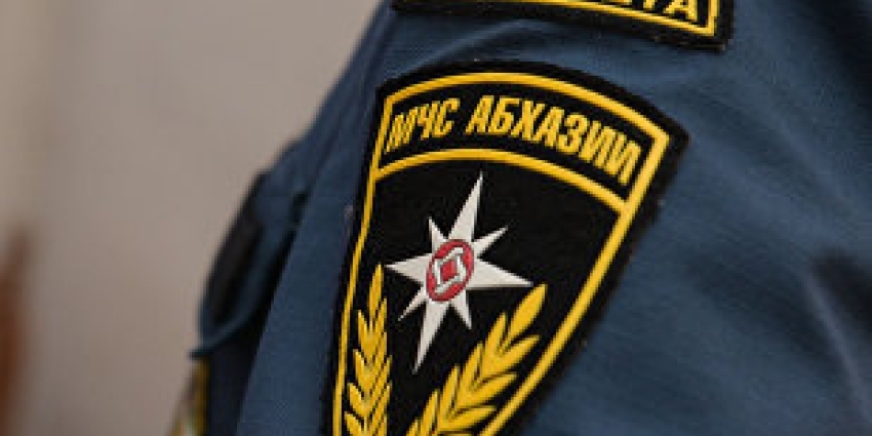 Спасатели МЧС Абхазии обеспечивают питьевой водой жителей Гудауты, оставшихся без водоснабжения из-за аварии