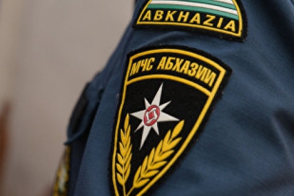 Спасатели МЧС Абхазии обеспечивают питьевой водой жителей Гудауты, оставшихся без водоснабжения из-за аварии