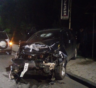 В районе старой Гагры, по проспекту Ардзинба, в 19 часов 06 минут произошло дорожно-транспортное происшествие. Столкнулись автомобили «Лексус» и «Нива»