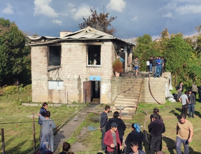 Накануне на улице Деповской, в Сухуме, загорелся бельэтажный дом