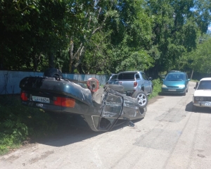 ДТП в Гудаутском районе. У села Верхняя Джирхва водитель автомобиля &#039;&#039;Ауди&#039;&#039; не справился с управлением, автомобиль опрокинулся на крышу.