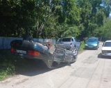 ДТП в Гудаутском районе. У села Верхняя Джирхва водитель автомобиля ''Ауди'' не справился с управлением, автомобиль опрокинулся на крышу.