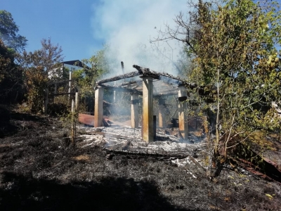 В Гулрыпшском районе из-за пала травы сгорел амбар