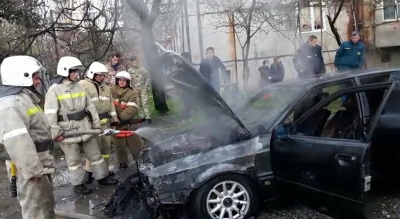 Автомобиль марки “Audi” загорелся сегодня во второй половине дня в Новом районе столицы по улице Агрба.