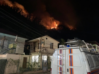 Во второй половине дня 7 января пожарные МЧС Абхазии ликвидировали локальные возгорания по всей территории страны. В Гагрском районе сухостой и подлесок горели на площади около 6 гектаров