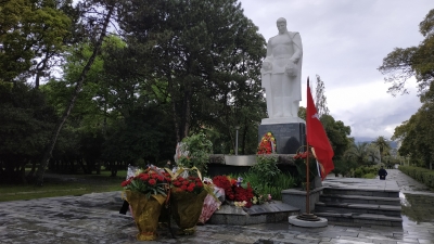 В день 75-ти летия Победы в Великой Отечественной войне руководство МЧС Республики Абхазия возложило цветы к памятнику Неизвестного солдата в городе Сухуме