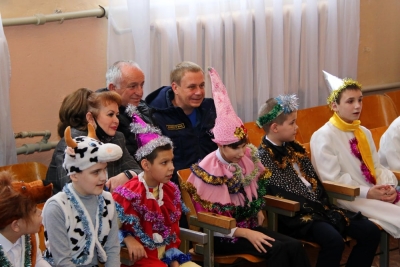 Аабхазские спасатели во главе с министром, посетили один из детских домов в городе Шахтерске.