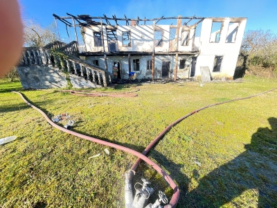 Природный пожар стал причиной возгорания частного дома в селе Джгерда, Очамчырского района. Накануне в окрестностях села было сильное возгорание сухостоя и подлеска