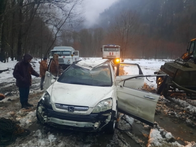 С утра 11 января сотрудники МЧС Абхазии продолжили работы по извлечению со дна озера Рица упавшего 8 января автомобиля «Honda-CRV»