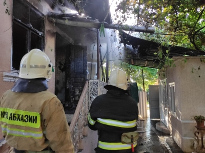 Пожар в Сухуме. Накануне загорелся частный одноэтажный дом по улице Чукбар.