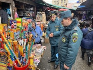 В канун новогодних праздников МЧС Абхазии проводит проверку мест продажи пиротехнических изделий