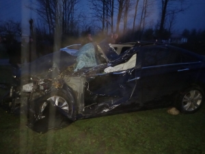 12 апреля. В селе Отхара Гудаутского района автомобиль &quot;Hyundai Sonata&quot; врезался в придорожное дерево и упал в кювет. По предварительной версии водитель машины не справился с управлением на крутом повороте