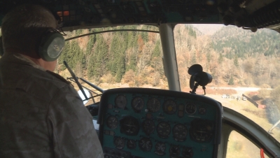 Сотрудники медицинского управления МЧС Абхазии на вертолете Ми-2 транспортировали больного из Кодорского ущелья