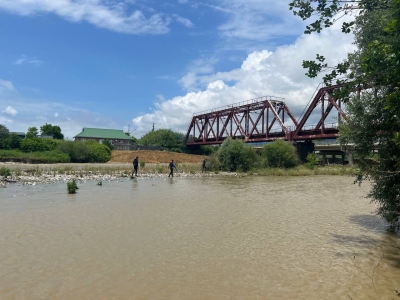 Сотрудники МЧС ведут поиски мужчины в реке Псоу