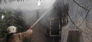 Пожар в Сухуме. По улице Чернявского загорелся частный одноэтажный дом