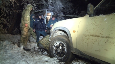 Внедорожник «Nissan Patrol» застрял в снегу в Верхней Эшере