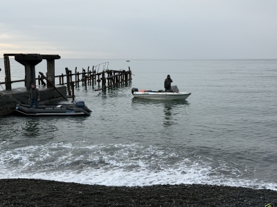 Восемь водолазов задействованы в поисках мужчины в акватории Сухума