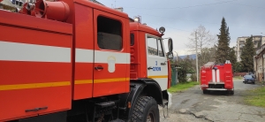 В квартире  жилого дома  в Сухуме загорелась мебель