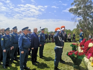 Спасатели возложили цветы к могиле Первого Президента нашей страны