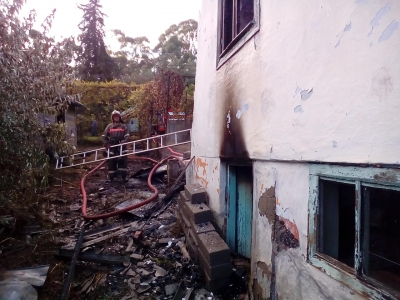 Неосторожное обращение с огнем привело к пожару в бельэтажном доме