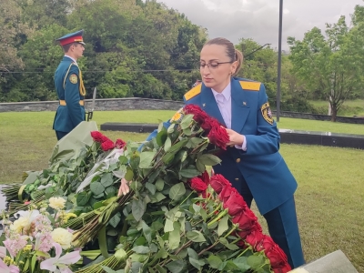 Сотрудники МЧС РА возложили цветы к могиле первого Президента Владислава Ардзинба