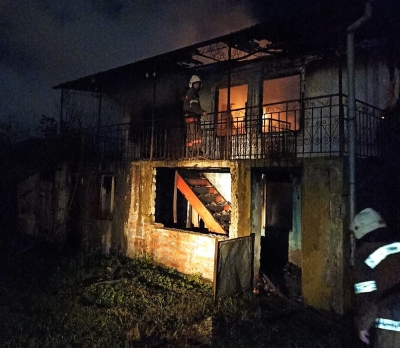Накануне, в 00 часов 45 минут, на пульт дежурного МЧС поступил сигнал о пожаре в частном двухэтажном доме в поселке Дранда Гулрыпшского района по ул. Званба