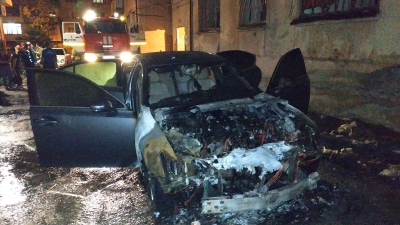 Поздней ночью 14 июня в г. Сухум по ул. Киараз 17 загорелся автомобиль марки Lexus GS 350