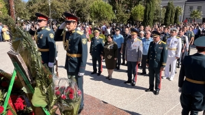 В день 31-ой годовщины Победы в Отечественной войны 1992-1993 годов сотрудники МЧС Абхазии возложили цветы в Парке Боевой Славы в центре Сухума