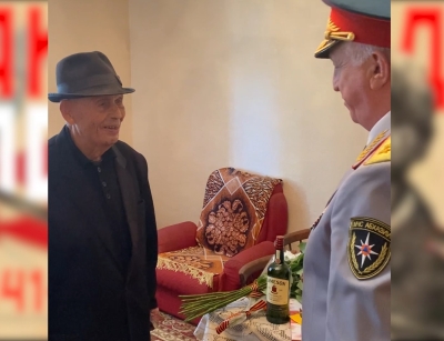 В день 78 годовщины Победы в ВОВ министр по чрезвычайным ситуациям РА, генерал-лейтенант Лев Квициния посетил ветерана ВОВ Алексея Ласурия