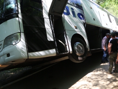 Экскурсионный автобус не вписался в узкий поворот по пути в село Чернигов ка Гулрыпшского района