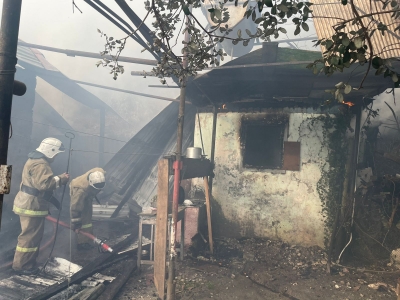 Пожар в Гагрском районе. В селе Чагрыпш загорелся одноэтажный  дом барачного типа