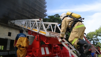 Учения пожарно-спасательных подразделений  в Гудауте прошли на базе недостроенного 16 этажного здания в центре города