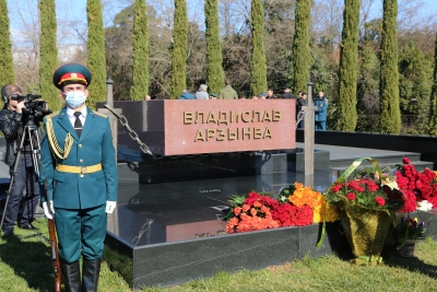 Руководство и личный состав МЧС приняли участие в церемонии возложения цветов к мемориалам Первого и Второго Президентов Абхазии