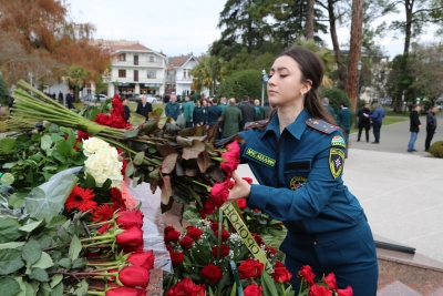 16 марта. Руководство и личный состав МЧС Республики Абхазии возложили цветы в Парке боевой Славы в центре Сухума