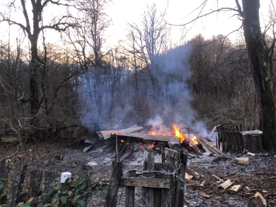 Пожар в селе Псху, Сухумского района. Загорелся частный деревянный дом