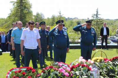 Руководство и личный состав МЧС Республики Абхазия приняли участие в памятных мероприятиях, посвященных 76-летию Первого Президента В.Г.Ардзинба