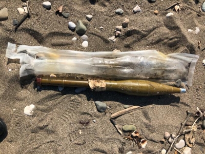 В селе Приморское Гудаутского района на берегу моря обнаружены два выстрела к ручному противотанковому гранатомету РПГ-7 времен Отечественной войны 1992-93 годов