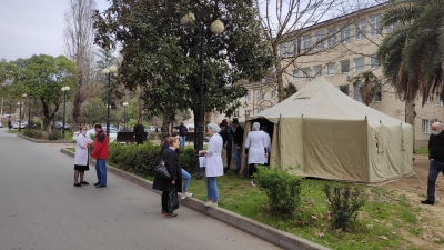 Республиканская больница совместно с МЧС Абхазии разворачивают сортировочный пункт, чтобы избежать смешивания пациентов с повышенной температурой и ОРЗ с пациентами с соматическими заболеваниями