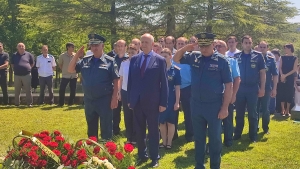 В годовщину начала Отечественной войны народа Абхазии спасатели возложили цветы к мемориалу Первого Президента Владислава Ардзинба
