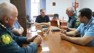 Министр по ЧС РА Лев Квициния встретился с главой Администрации Гулрыпшского района Саидом Харазия. Обсуждались текущие вопросы проведения курортного сезона по части обеспечения безопасности жителей и гостей района