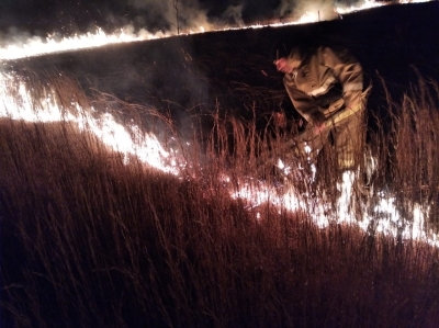 Сотрудники ПСЧ г. Очамчыра ликвидировали природный пожар в окрестностях села Лашкиндар. На площади в 15 гектаров горели сухостой и кустарники.