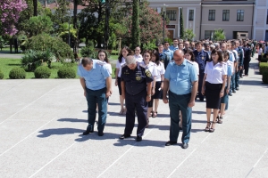 Возложение цветов к Мемориалу Славы в Сухуме.