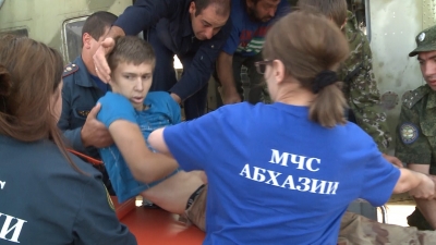 Спасатели МЧС доставили в столицу раненого юношу из высокогорного села Псху