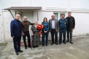 Глава МЧС Абхазии, генерал-лейтенант Лев Квициния в канун дня Победы навестил инвалида 2 группы, приравненного к ветеранам ВОВ, Яланузяна Роберта Альбертовича