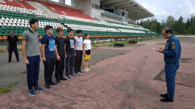 На Республиканском стадионе г. Сухум у абхазских абитуриентов, поступающих в вузы МЧС России, прошел экзамен по физподготовке