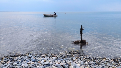 Работу по очистке столичного пляжа продолжили сотрудники ГИМС МЧС Абхазии