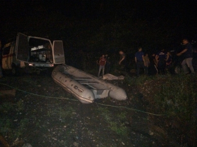 Автомобиль УАЗ  сорвался с плотины и упал в воду