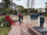 Сотрудники МЧС Абхазии возложили цветы к памятнику защитникам республики в Парке Боевой Славы